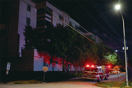 美國政府要求中共駐休斯頓總領事館72小時關閉領館後，7月22日晚，中領館緊急燒毀大量文件，並不讓消防車入內「滅火」。（AFP）