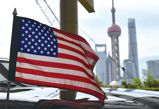 針對美國的驅逐令，中共黨媒稱不意外。早在6月18日，中共副總理劉鶴在上海陸家嘴論壇上就提出「內循環」理論。圖為2019年7月31日美國貿易談判代表在上海下榻的酒店外。（AFP）