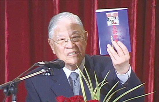 2005年，李登輝先生在記者會上向在場人士介紹引發百萬退黨大潮的《九評共產黨》一書。（新唐人）