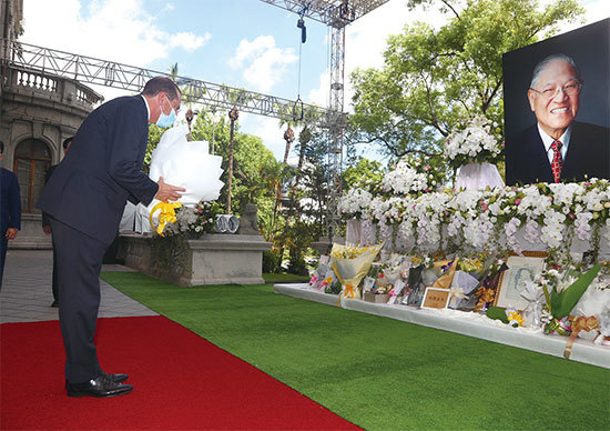 7月30日晚間7時24分，中華民國前總統李登輝於臺北逝世，享壽98歲。圖為8月12日美國衛生部長阿扎爾（Alex Azar）至台北賓館弔唁李登輝。（Getty Images）