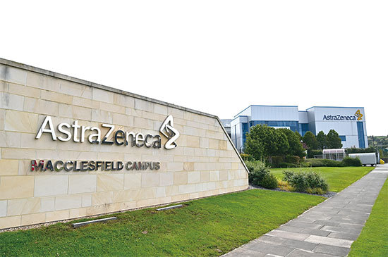 牛津大學與英國藥廠阿斯利康（AstraZeneca）共同研發的疫苗，是將一種可以導致黑猩猩感冒的病毒進行基因工程改造，引發免疫反應。（AFP）