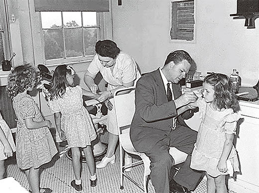 18世紀天花大流行後，未接種疫苗的地區並沒有比接種地區有更高的發病率。圖為1946年8月1日，弗吉尼亞州的Jewell Ridge，學齡前兒童正在接種天花疫苗。（AFP）