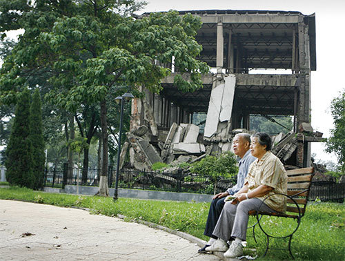 1976年7月28日唐山大地震，結束了文革，也結束了幾十萬人的生命。2006年，《唐山警示錄》出版，披露這場驚世大地震背後不可告人的國家機密。圖為河北理工大學圖書館樓唐山地震遺址，攝於2006年。（AFP）