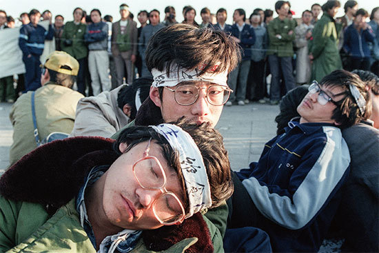 1989年5月14日清癯的學子頭上綁布條坐臥在天安門廣場。（AFP）