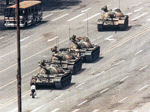 一個微小的人阻擋了一整隊向前挺進的坦克：這個影像流傳世界，成為六四的象徵。（維基百科）
