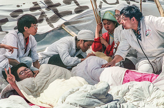 1989年5月17日天安門廣場上，年輕學子由於絕食多天而病倒在一座座白色帳篷中。（AFP）
