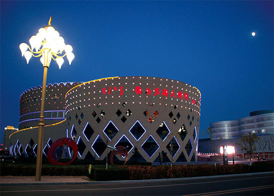 內蒙古鄂爾多斯市康巴什新區堪稱中國最著名的「鬼城」之一，寬闊的馬路上很少見到車輛和行人。圖為鄂爾多斯大劇院夜景。（大紀元資料室）