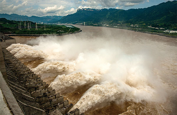 三峽大壩是中國巨大的社會與生態災難，而華爾街的摩根大通和摩根士坦利還在幫三峽集團營銷其10億美元的債券。圖為三峽大壩2020年7月19日洩洪。（AFP）