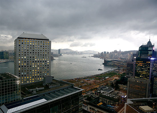 江澤民於2014年3月29日抵達深圳，一河相隔的香港出現多個異象。4月2日正午12時，香港上空黑雲壓頂，彷彿夜晚一般。（余鋼／大紀元）