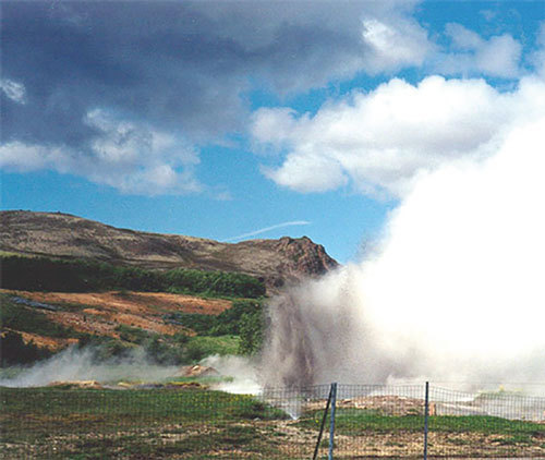 2002年，江澤民參觀冰島知名噴泉時，噴泉突然噴出黑水。（影片截圖） 