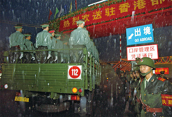 1997年7月1日，江澤民高調來港主持主權移交儀式，老天似乎被捅破了一個大洞，傾盆大雨晝夜傾瀉，使得全城前後24小時在大雨滂沱中度過。（AFP）