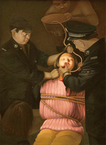 海軍總醫院女軍官李秋俠於2000年被強行送至解放軍精神病院，把她綁在柱子上以大劑量的鎮靜、安定、抗抑鬱藥研碎用鼻飼管灌下去。圖為灌食真相圖。（明慧網）
