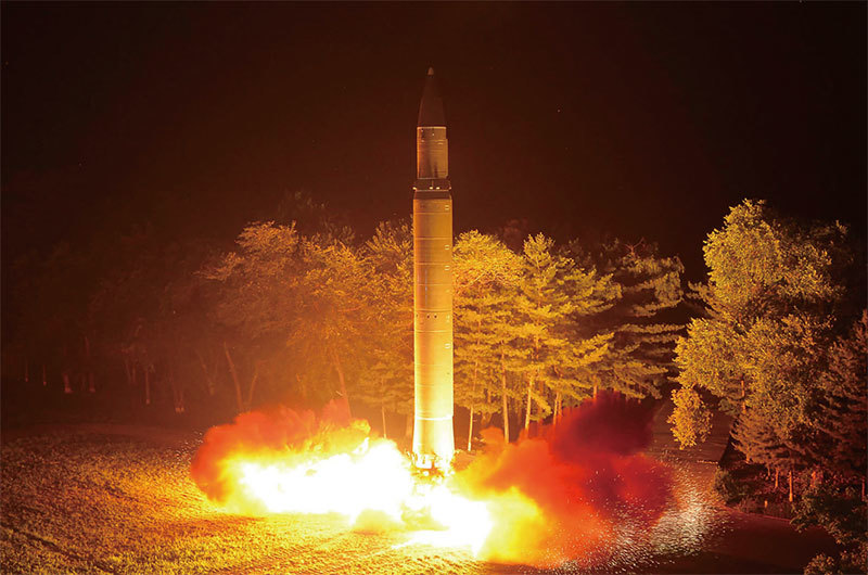 北韓金正恩政權7月28日再發射洲際彈道導彈。這是北韓在7月第二次發射導彈。內幕顯示，北韓核武發展受中共江派扶持，其歷次核試與中共高層生死博弈關鍵時點密切相關。（AFP）