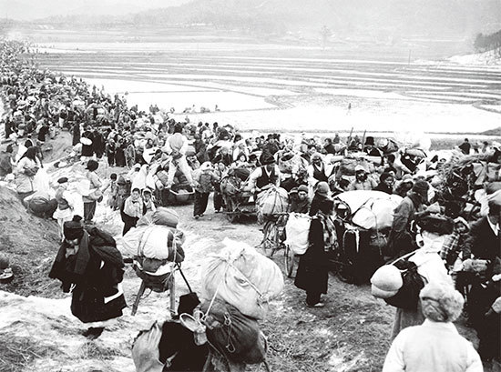 1950年6月25日，北韓在毛澤東支持下侵略韓國，釀成「朝鮮半島的災難」。圖為1951年1月18日，北韓難民經過冰凍的稻田向南部逃亡。（AFP）