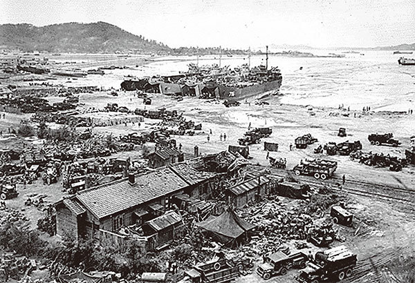 9月15日凌晨，麥克阿瑟將軍指揮聯合國軍，在仁川成功登陸。（National Archives/AFP）