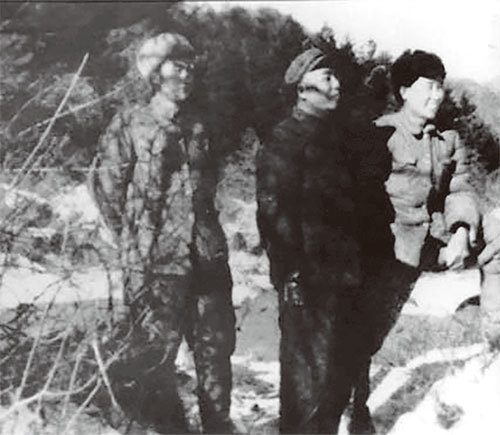 1950年，中國人民志願軍第九兵團司令員宋時輪（中）在長津湖前線。（公有領域）