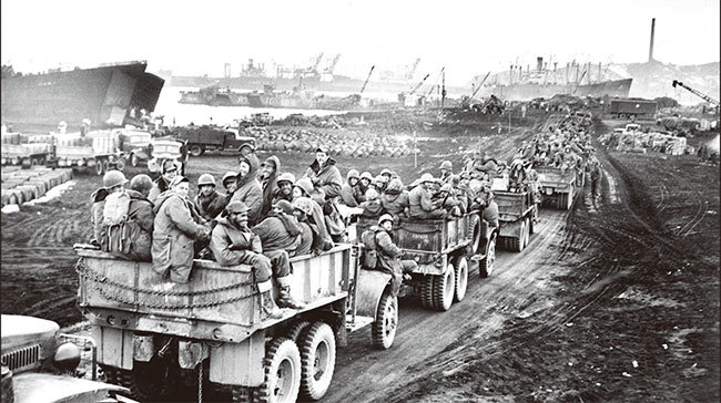 1950年12月26日，美國士兵撤離興南港。（AFP）