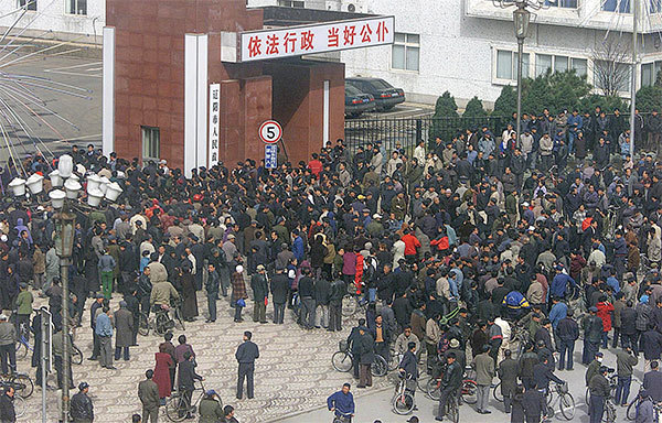 2002年3月20日，遼寧省遼陽市成千上萬名憤怒的下崗工人前往市公安局及市政府請願，當局出動武警和公安驅散群眾。（Frederic Brown/AFP）