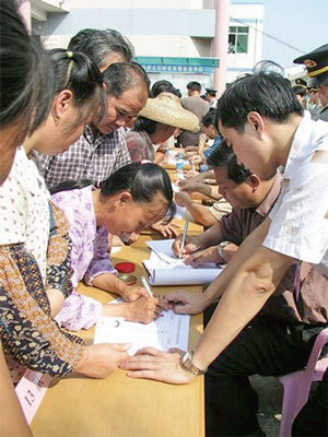 2005年9月，廣州番禺太石村民踴躍簽名罷免村官。（大紀元資料室）
