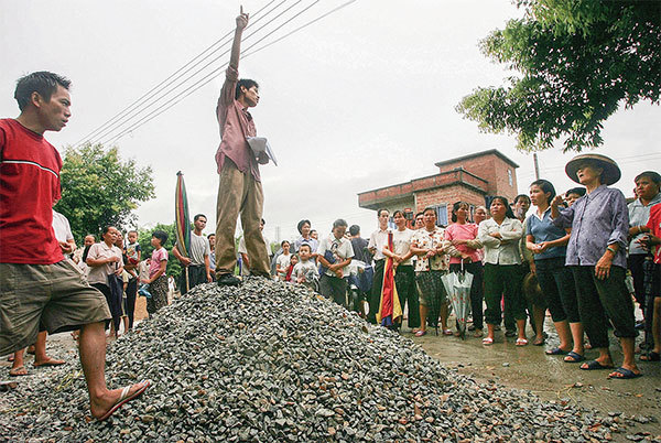 2005年7月31日，太石村村民群起反對村官的腐敗行為。（China Photos / Getty Images）
