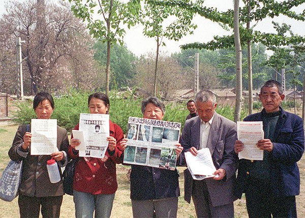 2004年4月14日，北京永定門火車站附近公園的「上訪村」。（Robert Saiget/AFP）