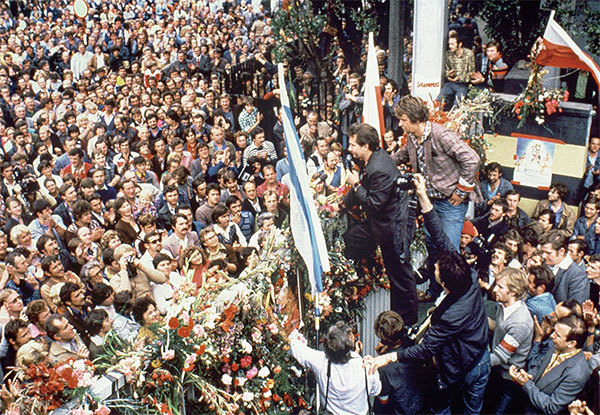 波蘭團結工會領袖米奇尼克說：「永遠不要忘記，我們只有一個波蘭。」圖為1980年8月25日，波蘭團結工會組織的格但斯克列寧造船廠大罷工。（Jorma Puusa/AFP）