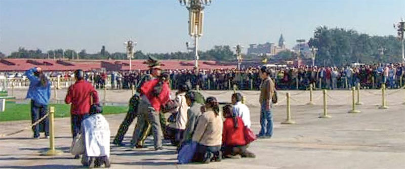 一些訪民在北京天安門廣場要升旗的時候喊冤，以期引起政府的重視。（新紀元資料室）