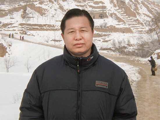 為草根人民伸冤的正義律師中，出現了一個真正的英雄：北京高智晟律師。圖為2006年初高智晟在陝北老家。（葉霜提供）