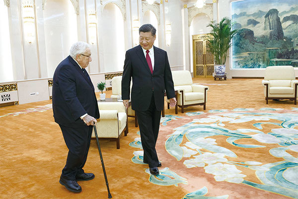 「中共的老朋友」基辛格是美國與中華民國斷交、與中共建交的重要推手。圖為基辛格2018年11月8日訪中。（Thomas Peter/AFP）