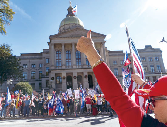 2020年11月21日，喬治亞州亞特蘭大，民眾聚集在州議會外，抗議選舉舞弊，要求停止偷竊。（Megan Varner/Getty Images）