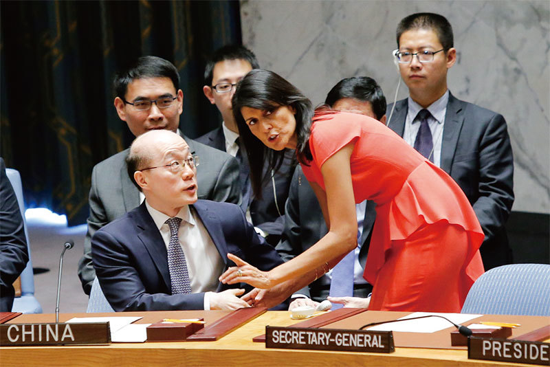 美國駐聯合國代表黑利（右）與中國常駐聯合國代表劉結一（左）在表決制裁北韓前交談。（AFP）