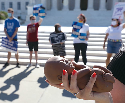 美國最高法院2020年6月29日裁定路易斯安那州限制墮胎的法律違憲，其中也有羅伯茲的關鍵一票。圖為反對墮胎者抗議最高法的決定。（Alex Wong/Getty Image）