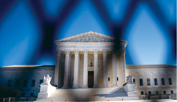 2021年1月10日華盛頓特區，美國最高法院周圍豎起防護柵欄。（Al Drago / Getty Images）