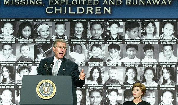 據聯邦調查局NCIC的數據，美國每年估計有46萬次的兒童失蹤報告。圖為2002年10月2日白宮一場關於失蹤、被剝削和逃亡兒童的會議。（Alex Wong/Getty Images）