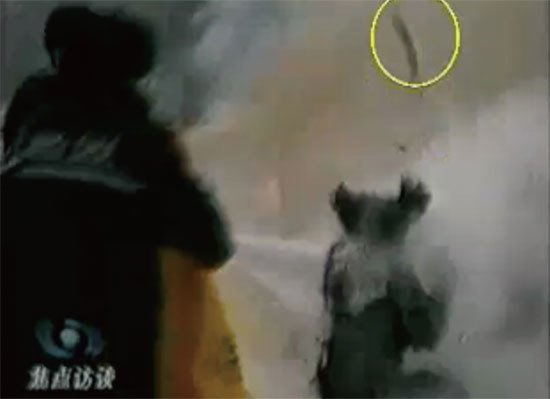 CCTV「自焚」節目慢動作分析-2：重物猛擊劉的頭部後被彈起。
