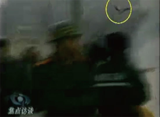 CCTV「自焚」節目慢動作分析-3：重物逆著滅火器噴射流飛向警察。