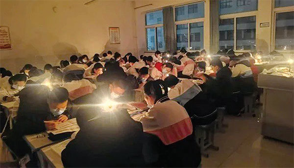 湖南科技大學有學生在微博PO出全班點蠟燭讀書的情景，表示真是難得一遇。（截自微博）
