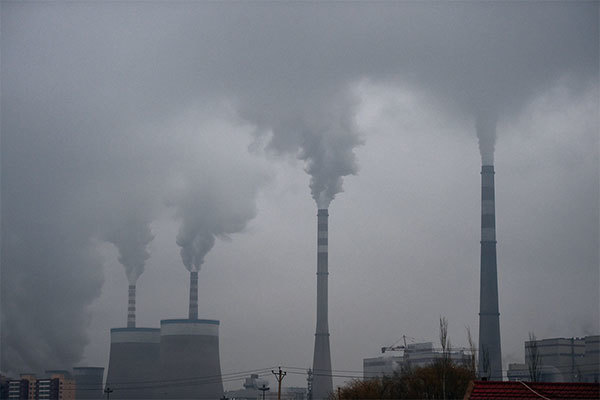 2020年末，浙江人為地控制煤炭使用量，用損害百姓生活的方式來完成習近平要求降低碳排放量的政治任務。圖為2015年山西大同附近的燃煤電廠。（Greg Baker /AFP）