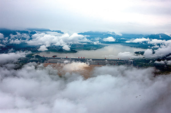 2020年長江上游夏天突降暴雨，三峽大壩只顧自保；冬季降雨量大幅降低，又令三峽庫區蓄水量不夠，發電能力下降，關鍵時刻毫無用處。圖為2020年7月19日，三峽大壩洩洪。（STR /AFP）