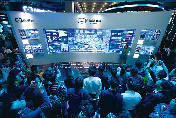 和新基建密切相關的「數字經濟」和「智能製造」產業，是大陸的兩個耗能大戶。圖為杭州2017年計算機大會展示城市電力數據的記錄系統。（STR / AFP）