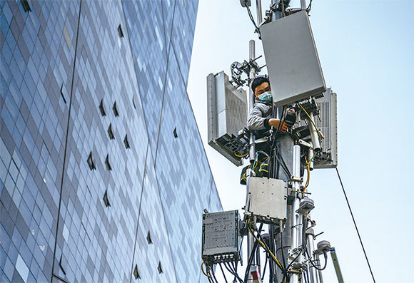 新紀元製圖5G被人稱為「電老虎」，在覆蓋同樣區域的情况下，5G基站的耗電水平是4G的9倍以上。圖為2020年4月23日北京商業區一處正在安裝的華為5G站。（Kevin Frayer/Getty Images）