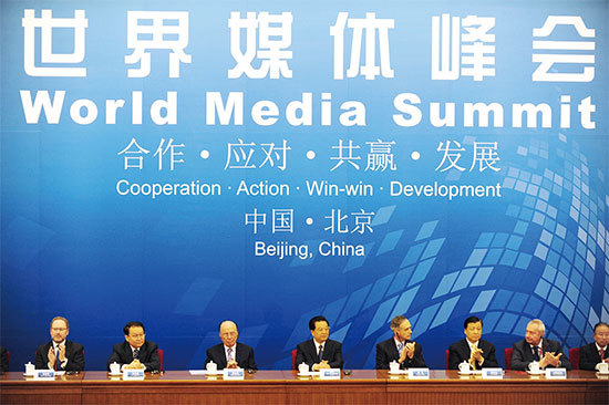 2009年10月9日，第一屆世界媒體峰會在北京人民大會堂舉辦，新華社承辦。中共隱然成為國際媒體的領導人，世界各大媒體俯首稱臣。這一現象意味著自由世界的挫敗。（Peter Parks / AFP）