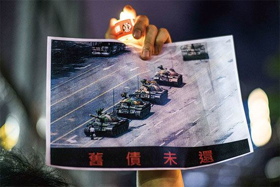 共產黨善於讓人們遺忘歷史，切除歷史，很多人根本不知道「六四」。於是，在中華民族的記憶中出現了斷層。圖為2020年6月4日，香港維園燭光悼念「六四」屠城。（Manuel Ceneta / AFP）