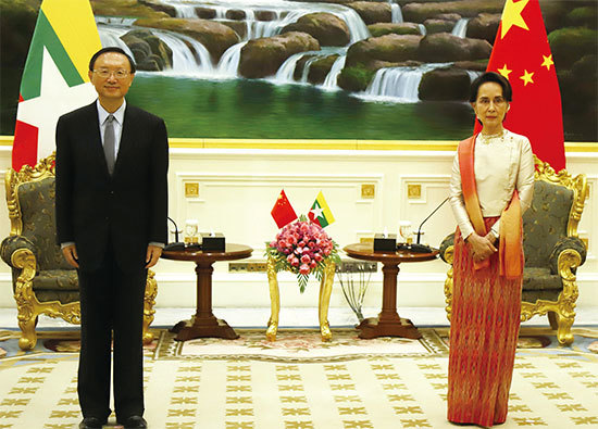 郭文貴稱，中央外事工作委員會辦公室主任楊潔篪（左）2020年9月訪問緬甸，和軍方一勾兌，拿下了昂山素季（右）。圖為楊潔篪與昂山素季會面。（Thet Aung / AFP）