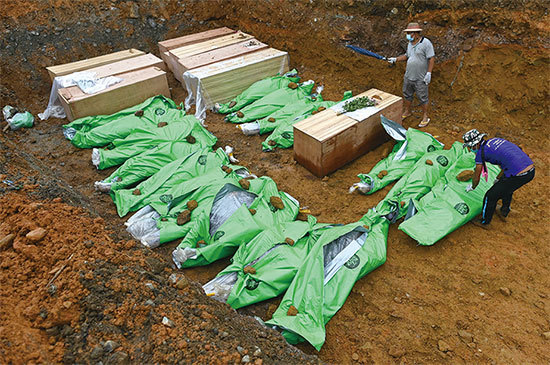 緬甸克欽邦礦區2020年7月2日發生有史以來死亡人數最多的礦難。昂山素季說，失業率是罪魁禍首，因為撿玉石的人都是因為失業和貧窮。（Ye Aung Thu / AFP）