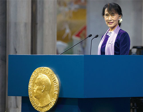 緬甸的民主鬥士昂山素季曾於1991年被授予諾貝爾和平獎。但她面對國內暴行卻袖手旁觀，遭多方譴責。圖為2012年6月16日昂山素季於奧斯陸市政廳的諾貝爾頒獎典禮上發表演說。（Daniel Sannum-Lauten / AFP ）