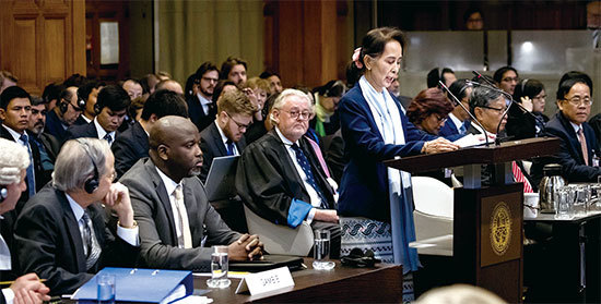 2019年12月10日，這天是「國際人權日」，也是昂山素季被正式授予諾貝爾和平獎28周年的日子。而28年後的這一天，她卻坐在國際法庭的被告席上，罪名是「種族滅絕」。（Koen Van Weel / ANP / AFP）