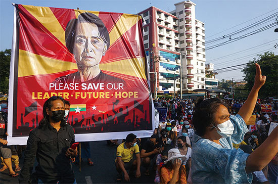 2021年2月1日，連任成功的昂山素季，正準備再展鴻圖，可是緬甸軍方在1日凌晨拘留了她和其他官員。（Lauren DeCicca / Getty Images）