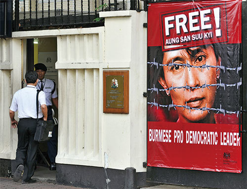 昂山素季之父被緬甸人尊為國父。1989年7月20日，軍政府以煽動騷亂為罪名對昂山素季實行軟禁，在此後20年她一直拒絕將她驅逐出境而獲自由的條件。（Bay Ismoyo / AFP）