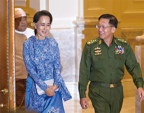 外界評論，昂山素季的政黨贏得大選後，對緬甸政府軍迫害羅興亞人卻選擇沉默，封殺言論自由重判了記者，稱內閣中的將軍們「相當可愛」。為了維護權力，昂山素季背叛了自己。（Ye Aung Thu / AFP）